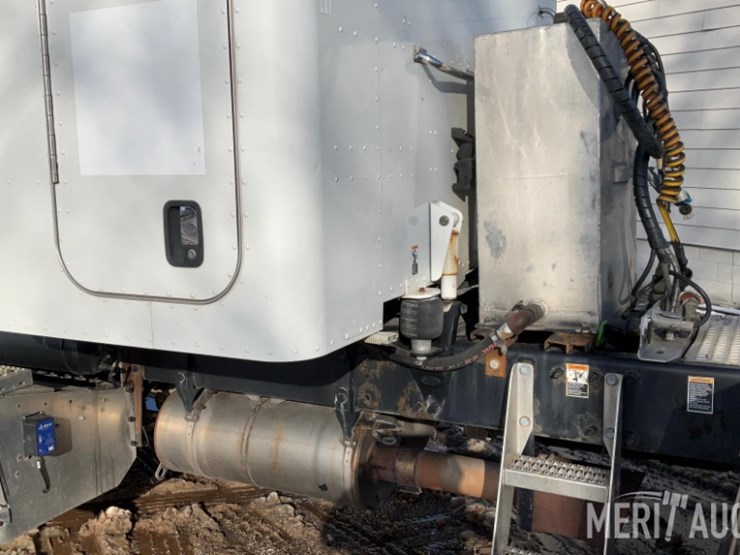 2012-peterbilt-384-image-17