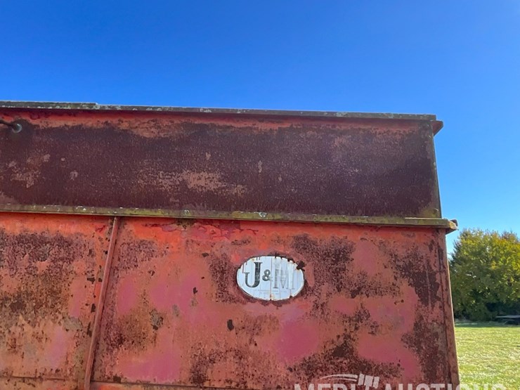 j&m-gravity-wagon-on-john-deere-gear-image-30