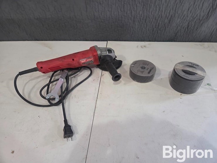 milwaukee-4-1/2"-grinder-image-2
