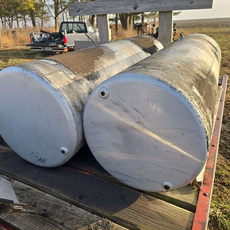 2 115-gallon Western Star side fuel tanks with brackets and bands