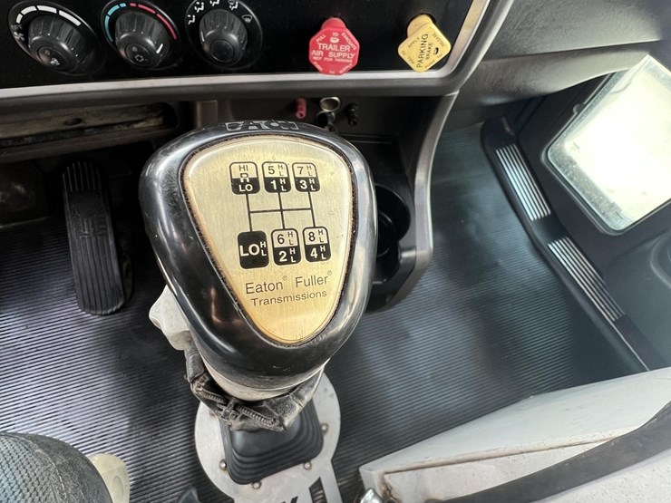 2006-kenworth-w900-image-11