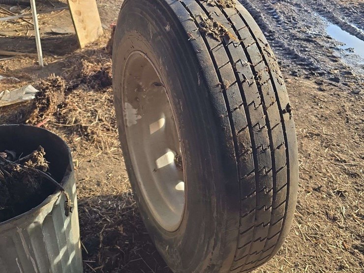 285/75r24.5-spare-tire-10lug-aluminum-rim-image-3