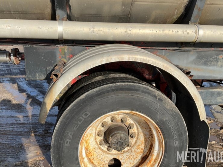 polar-mfg-co.-5,500-gallon-stainless-steel-tanker-image-24