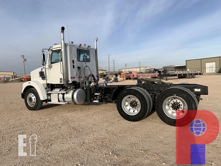 2021-freightliner-coronado-122-sd-image-2