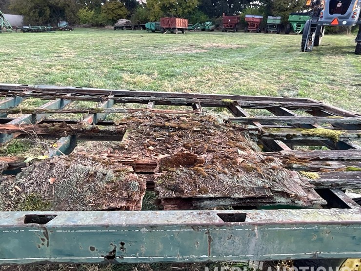 hay-rack-on-john-deere-running-gear-image-40