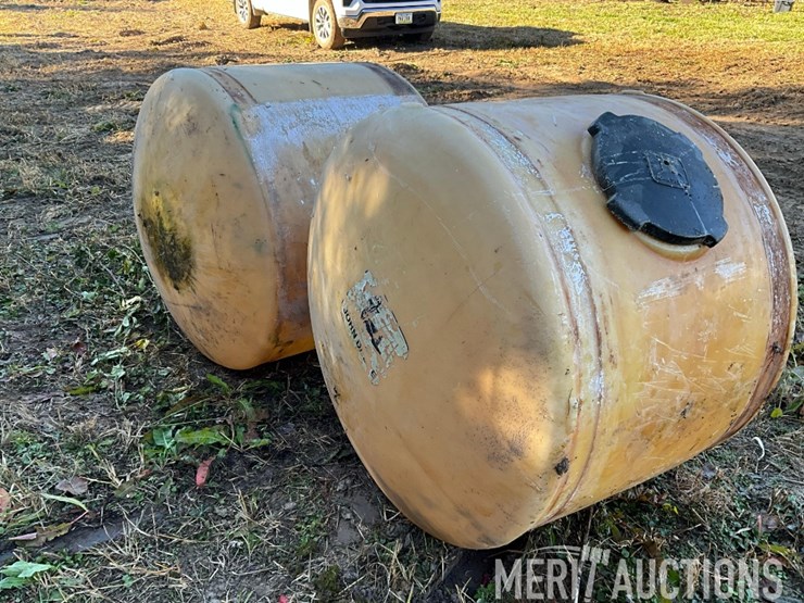 (2)-200-gallon-john-deere-poly-tanks-image-9
