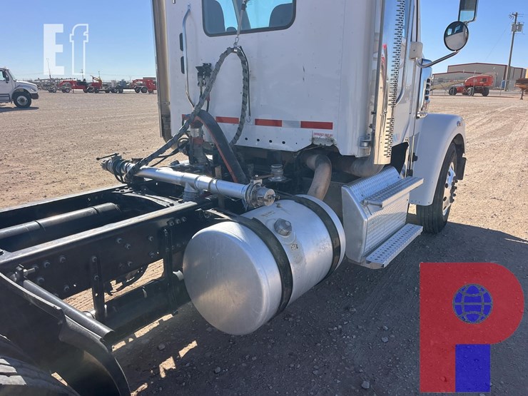 2020-freightliner-coronado-122-sd-image-3