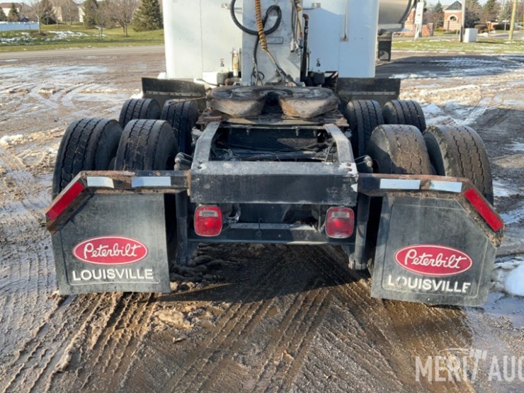 2012-peterbilt-384-image-22