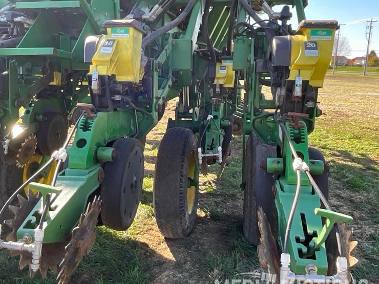 john-deere-1790-image-33