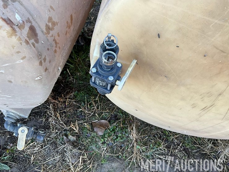 (2)-200-gallon-john-deere-poly-tanks-image-3