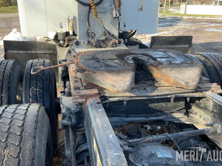 2012-peterbilt-384-image-24