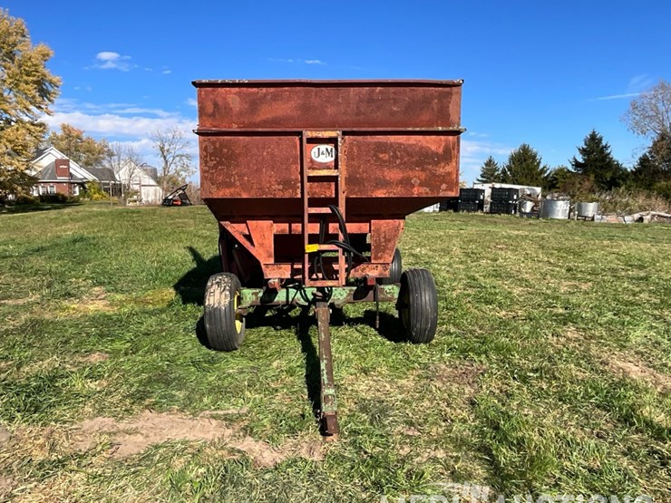 j&m-gravity-wagon-on-john-deere-gear-image-8