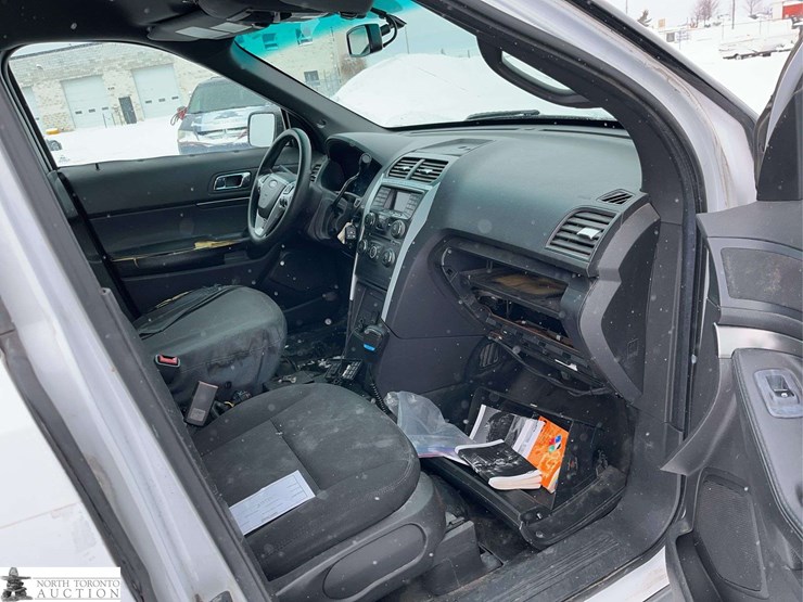 2015-ford-explorer-image-30