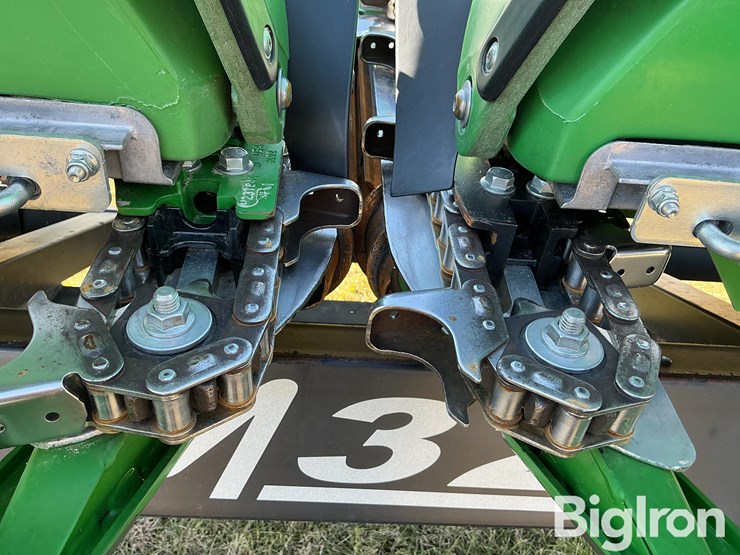 2024-john-deere-c12f-image-11