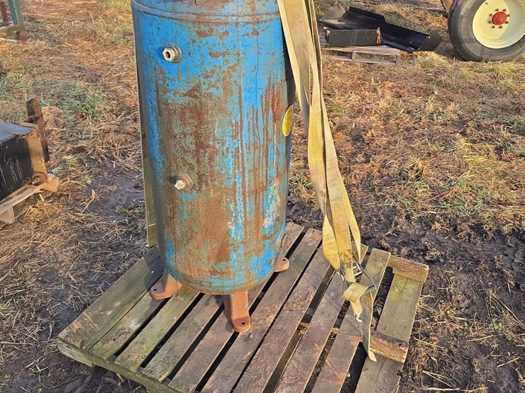 rural-king-upright-air-tank,-no-motor-image-1