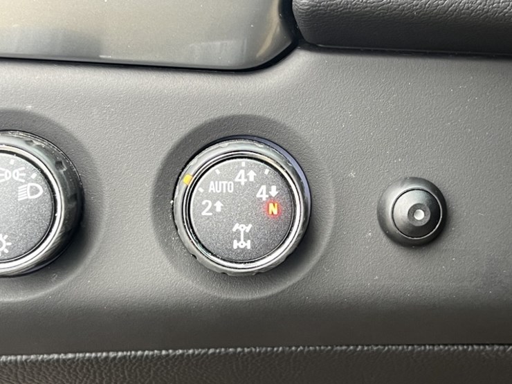 2016-chevrolet-tahoe-image-28