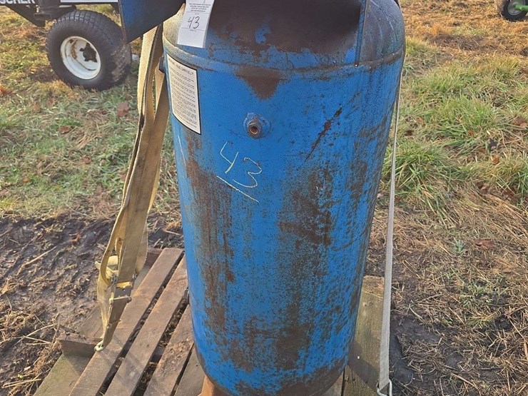 rural-king-upright-air-tank,-no-motor-image-3