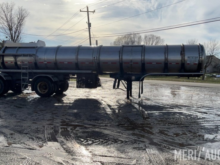 polar-mfg-co.-5,500-gallon-stainless-steel-tanker-image-10
