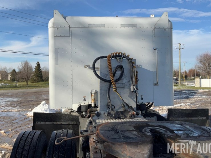 2012-peterbilt-384-image-25