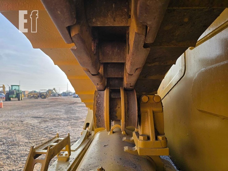 2020-caterpillar-d6-image-27