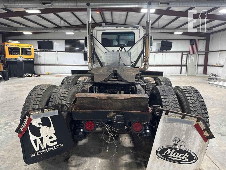 2009-mack-granite-gu713-image-13