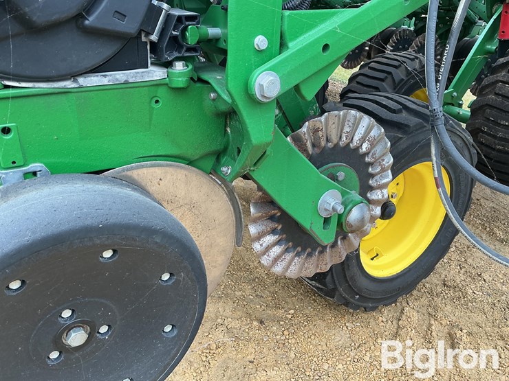 2025-john-deere-db60-image-16