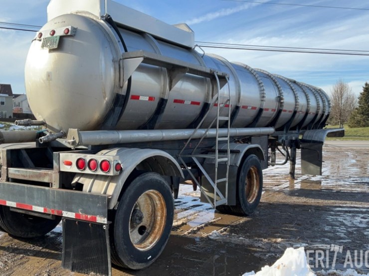polar-mfg-co.-5,500-gallon-stainless-steel-tanker-image-8