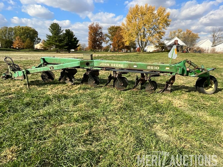 john-deere-2810-image-2