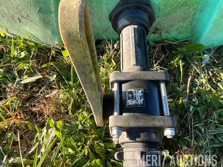 green-1100-gallon-poly-tank-image-12