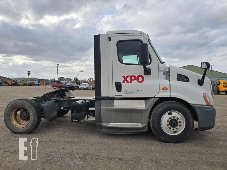 2018-freightliner-cascadia-113-image-6