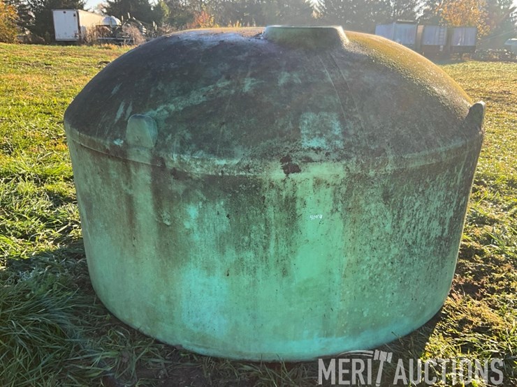 green-1,100-gallon-poly-tank-image-2