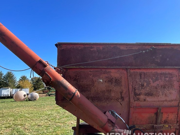 j&m-gravity-wagon-on-john-deere-gear-image-26