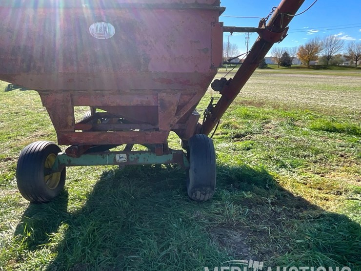 j&m-gravity-wagon-on-john-deere-gear-image-23