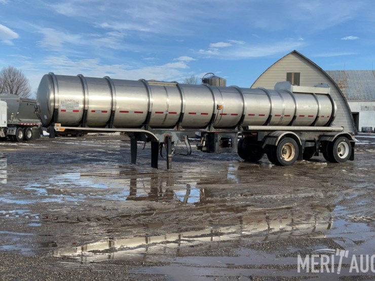 polar-mfg-co.-5,500-gallon-stainless-steel-tanker-image-1