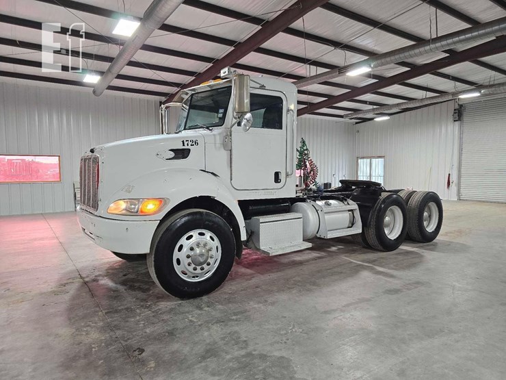 2010-peterbilt-340-image-1