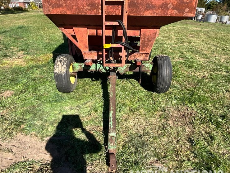 j&m-gravity-wagon-on-john-deere-gear-image-14