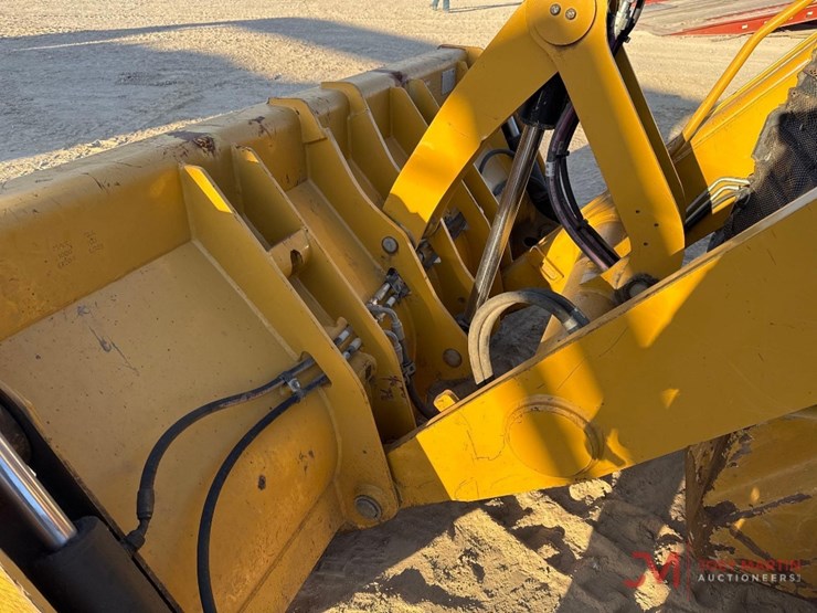 2019-caterpillar-420f2-image-5