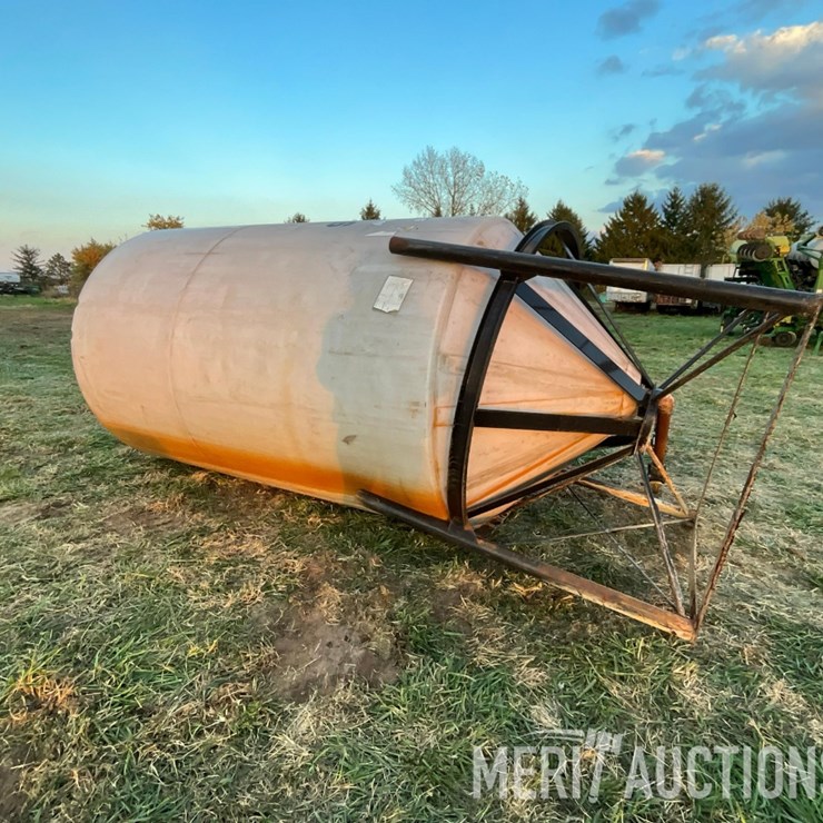 1,400 Gallon Poly Tank on Metal Stand