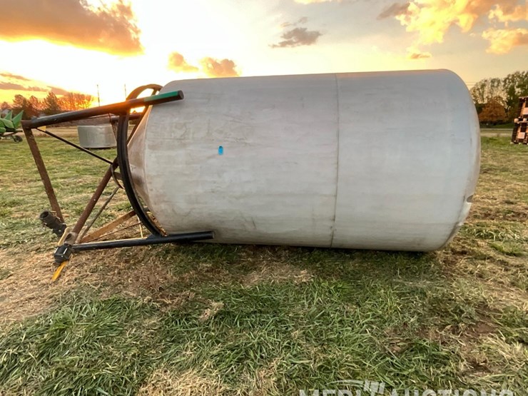 1,400-gallon-poly-tank-on-metal-stand-image-6