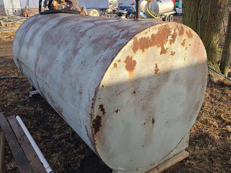 700-gallon-fuel-tank-with-pump-image-4