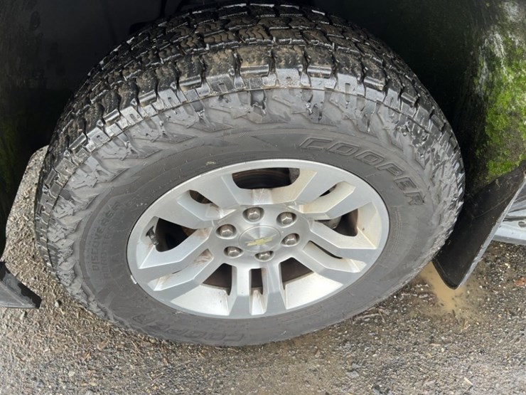 2016-chevrolet-suburban-image-15