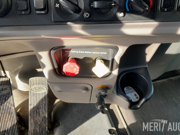 2012-peterbilt-384-image-40