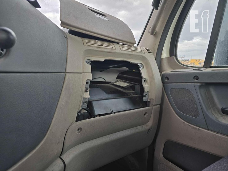 2018-freightliner-cascadia-113-image-15