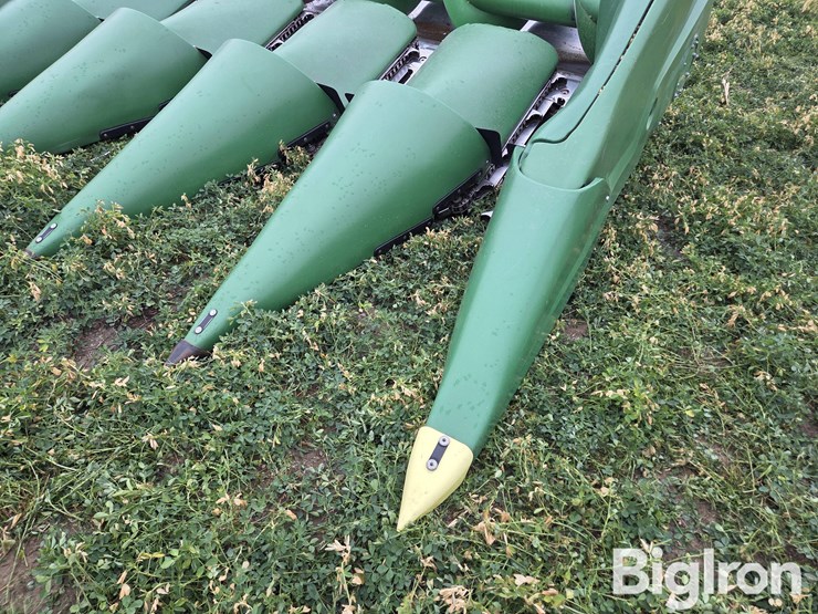 2022-john-deere-c8r-image-10