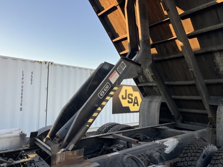 2002-freightliner-fl80-image-34