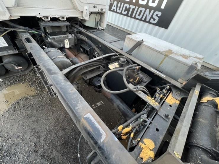 2002-freightliner-fl80-image-36