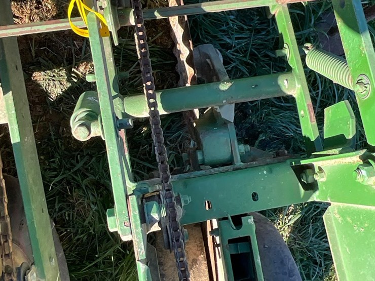 single-row-john-deere-planter-image-10