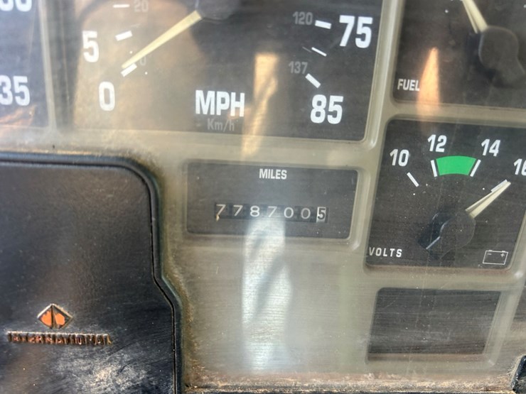 1995-international-8200-image-25