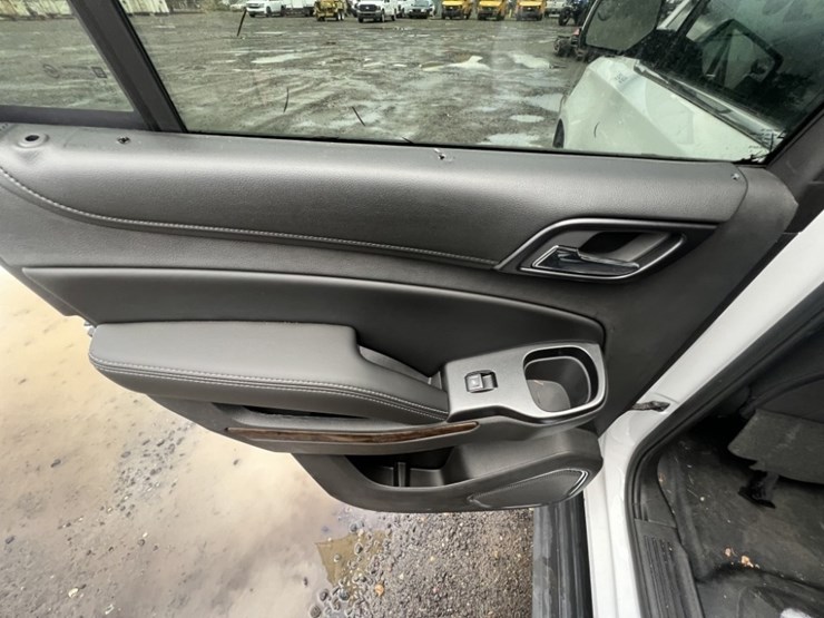 2016-chevrolet-tahoe-image-24