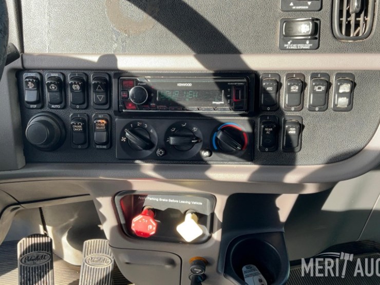 2012-peterbilt-384-image-38